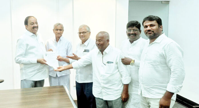 The problems of handloom workers must be resolved.