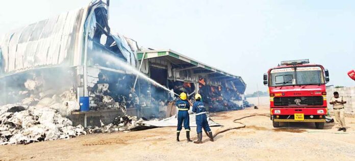 శ్రీకృష్ణ సీసీఐ గోదాంలో అగ్నిప్రమాదం