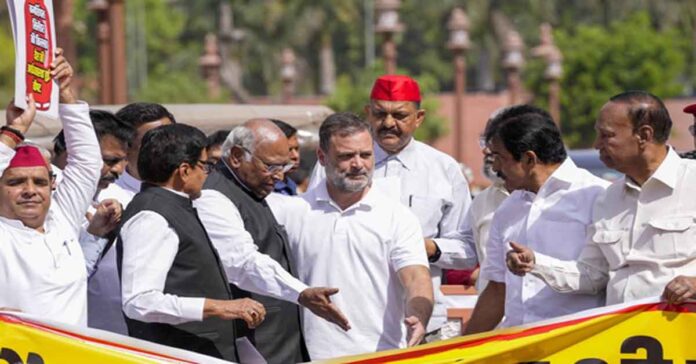 'Naam Narender, Kam Surrender.. MPs are worried in front of Parliament