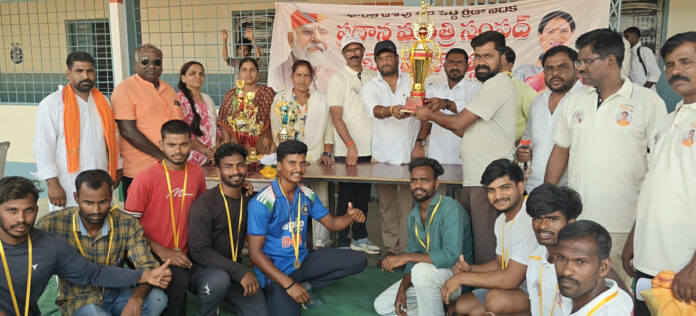 క్రీడాకారులకు బహుమతులు అందజేత