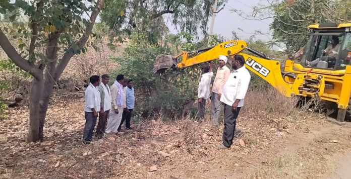 బస్వాపూర్ రోడ్డుకిరువైపుల ముళ్ళపొదలను తొలగించిన సర్పంచ్