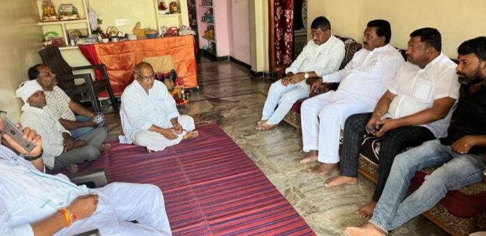 బాదిత కుటుంబాలకు మాజీ ఎమ్మెల్యే పరామర్శ