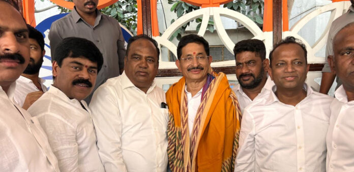 ప్రమాణ స్వీకార కార్యక్రమంలో పాల్గొన్న నాయకులు