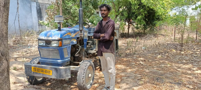 Sand tractor rams into Tahsildar's vehicle