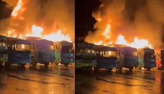 జమ్మూ కాశ్మీర్లో భారీ అగ్నిప్రమాదం.. 7 బస్సులు దగ్ధం