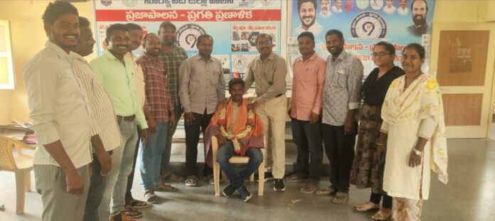 గ్రూప్-3కి ఎంపికైన కార్యదర్శిని సన్మానించిన ఎంపీడీఓ