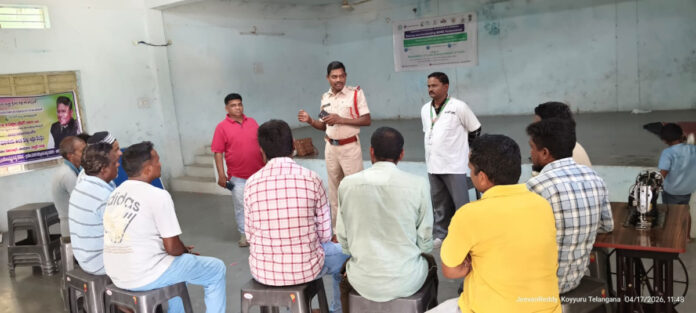 Don't drive while talking on the phone: SI