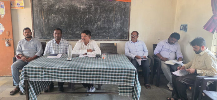 The number of employment-guaranteed laborers in villages should be increased.