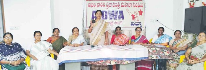 చట్టసభల్లో మహిళలకు