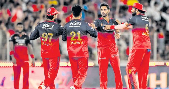 కదంతొక్కిన బెంగళూరు బౌలర్లు