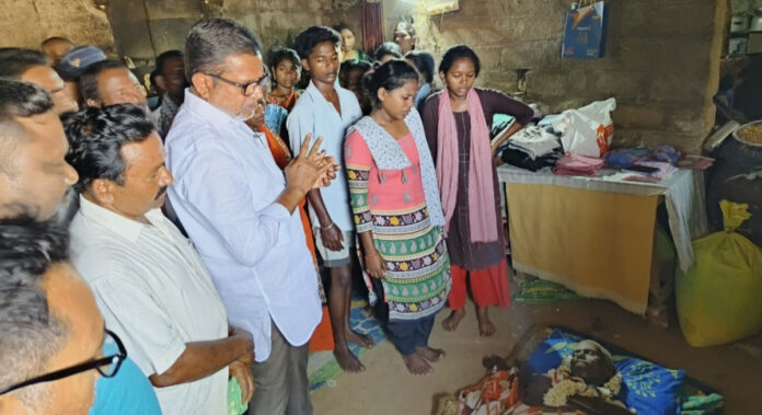 ఎర్రయ్య పార్ధీవదేహానికి మాజీ ఎమ్మెల్యే పుట్ట మధు నివాళులు