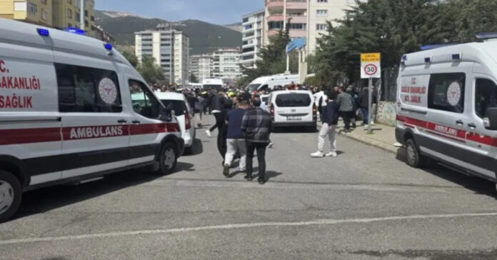 పాఠశాలలో విద్యార్థి కాల్పులు.. 9 మంది మృతి