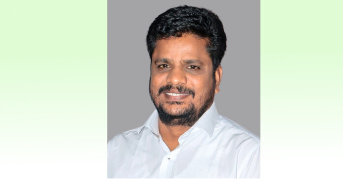 Government recognizes journalist who rose from a junior to a state level