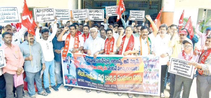 చర్చలు జరపండి.. సమస్యలు పరిష్కరించండి