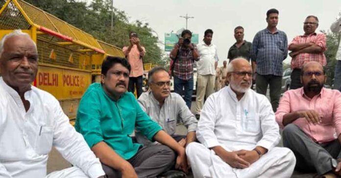 CPI(M) consultation for Noida workers.. Police obstructed