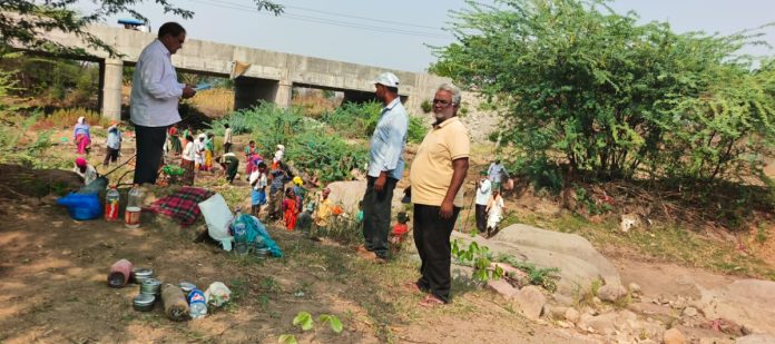 ఉపాధి హామీ పనులను పరిశీలించిన ఎంపీడీఓ