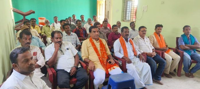 మాన్ కీ బాత్ కార్యక్రమాన్ని వీక్షించిన నాయకులు