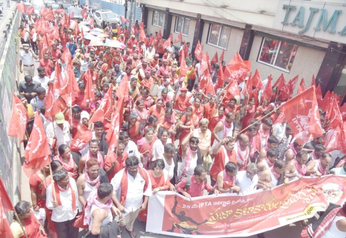 కళాకారుల డప్పు చప్పుళ్లకు ఢిల్లీ పీఠం కదలాలి