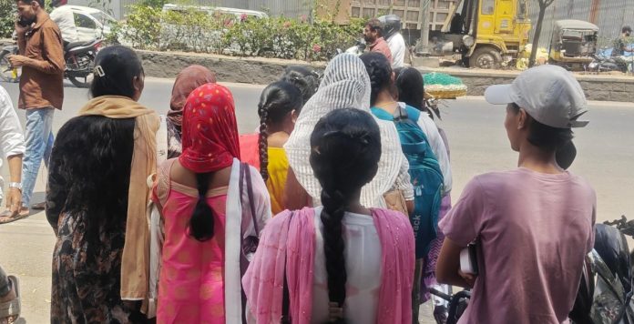 Huge fraud in the name of RTC jobs.. lakhs collected from unemployed people