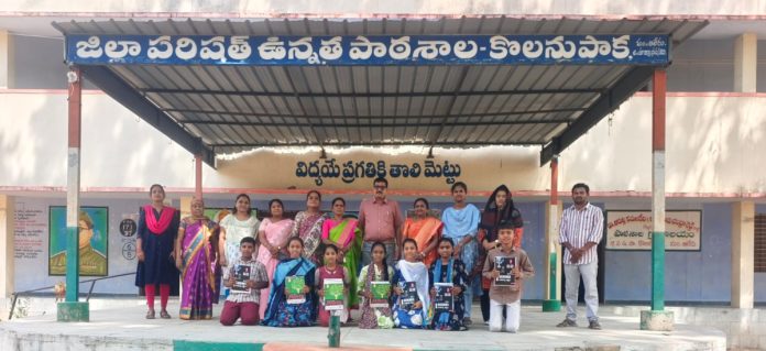 పదో తరగతి విద్యార్థులకు పాఠ్యపుస్తకాల పంపిణీ