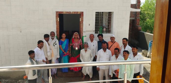 ఇందిరమ్మ గృహ ప్రవేశాన్ని ప్రారంభించిన సర్పంచ్