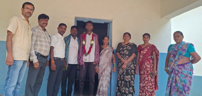 పూర్వ విద్యార్థికి ఘన సన్మానం