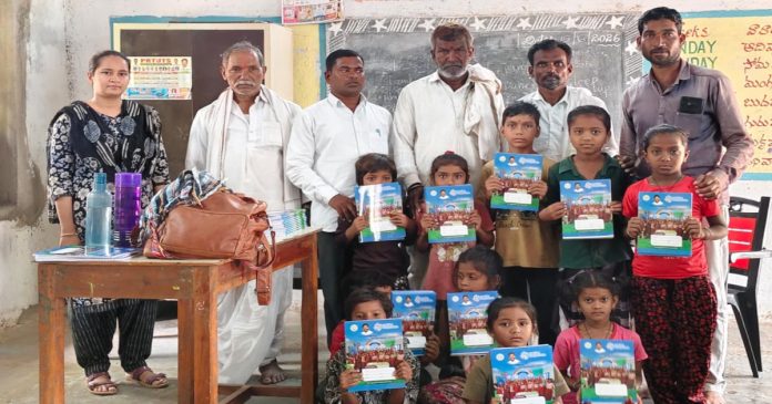 కంటాలి తాండాలో విద్యార్థులకు ఉచిత పాఠ్య పుస్తకాల పంపిణీ