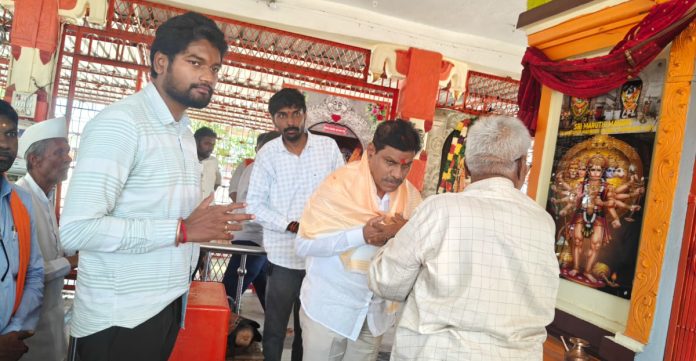 ఆంజనేయస్వామి ఆలయంలో మాజీ ఎంపీ ప్రత్యేక పూజలు