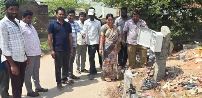 నీటి సమస్య పరిష్కారం కొరకు బోరు ఏర్పాటు