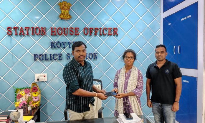 పోగొట్టుకున్న సెల్ ఫోన్ అందజేత.!