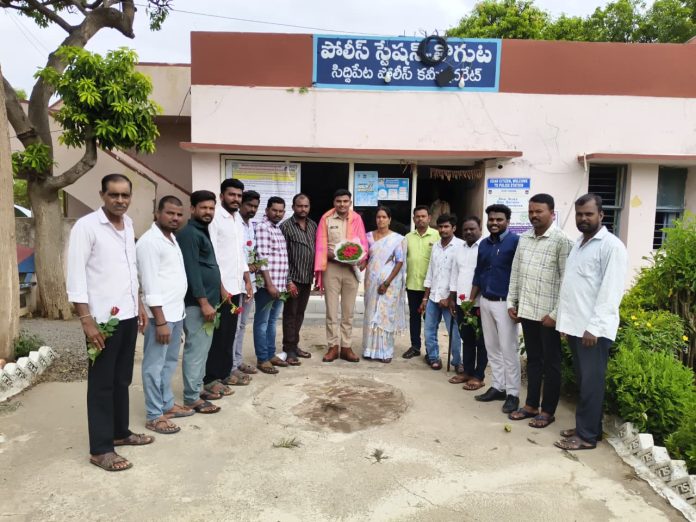 ఎస్సైని సన్మానించిన తుక్కాపూర్ గ్రామ పాలకవర్గం
