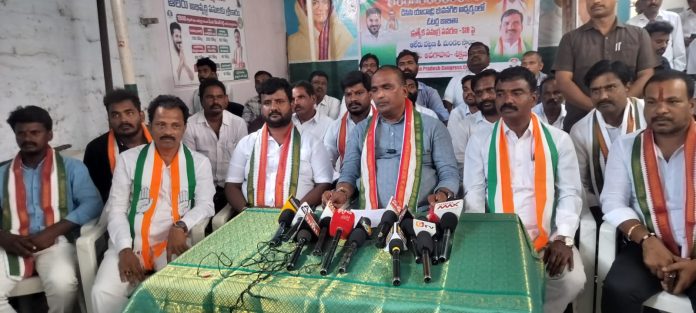 యువతకు ఉద్యోగ అవకాశాలు కల్పించేందుకు ప్రభుత్వం పెద్దపీట వేస్తుంది