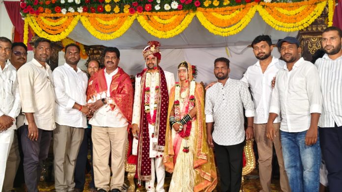 Former MLA Shinde blessed the newlywed couple.