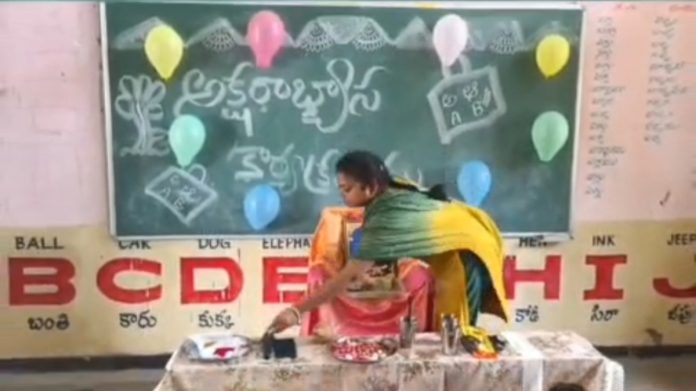 కంటాలిలో విద్యార్థులకు అక్షరాభ్యాసం చేయించిన ఉపాధ్యాయులు