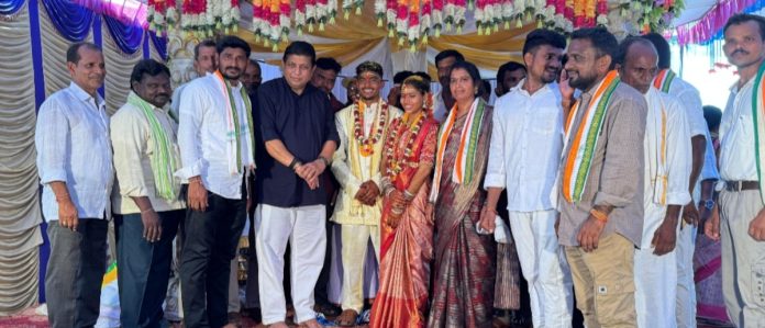నూతన దంపతులను ఆశీర్వదించిన టీపీసీసీ ప్రధాన కార్యదర్శి శ్రీనుబాబు