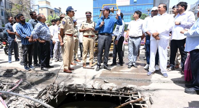 వరద ముంపు ప్రాంతాల్లో ఉన్నతాధికారులు