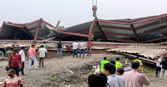కూప్పకూలిన గోడౌన్..ముగ్గురు కార్మికులు మృతి