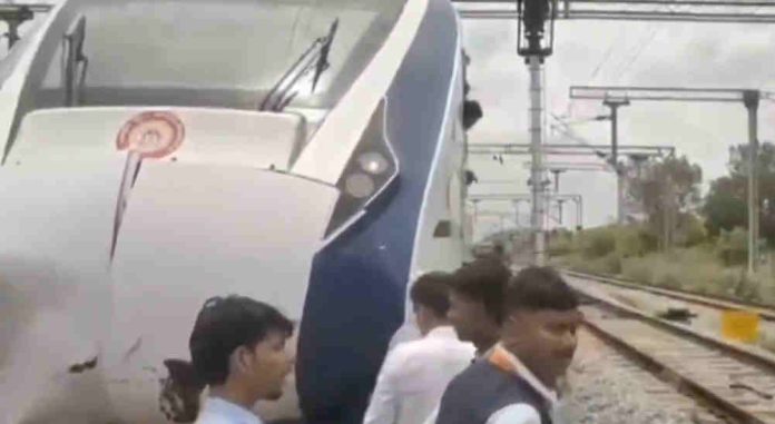 రెండు ఆవులను ఢీకొట్టిన వందేభారత్..తప్పిన పెను ప్రమాదం