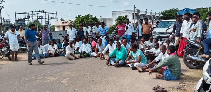 సబ్ స్టేషన్ ఎదుట రైతన్నల బైఠాయింపు