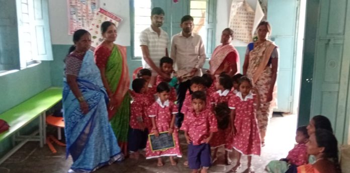 అంగన్వాడీ చిన్నారులకు దుస్తుల పంపిణీ