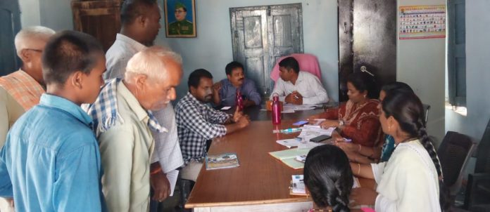 ఎస్ఐఆర్ ఇంటింటి సర్వేను పరిశీలించిన తహశీల్దార్