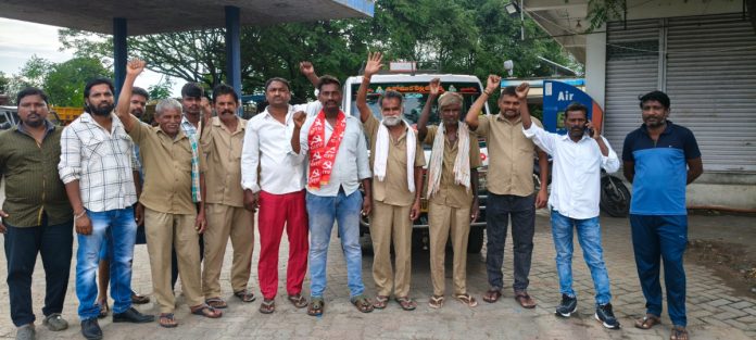 హైదరాబాద్కు తరలిన పరకాల మున్సిపల్ కార్మికులు