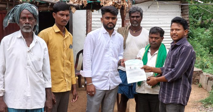 బాధితునికి సీఎంఆర్ఎఫ్ చెక్ అందజేత