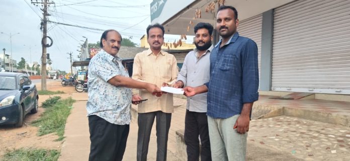 ప్రమాద బాధితుడికి లయన్స్ క్లబ్ అశ్వారావుపేట ఆర్థిక చేయూత