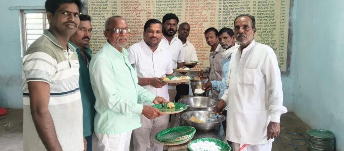 విఠలేశ్వర ఆలయంలో అన్నదానం