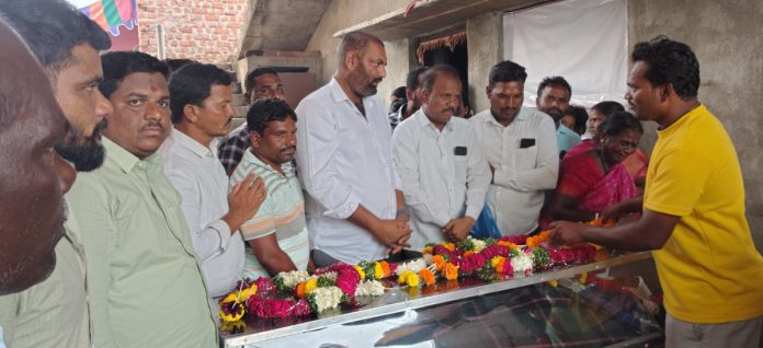 మృతురాలి కుటుంబాన్ని పరామర్శించిన ఎమ్మెల్యే
