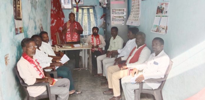 భూమిలేని నిరుపేదలకు రూ.12 వేలు ఇవ్వాలి: వ్యకాస
