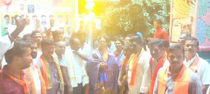 హైమాక్స్ లైట్లు ప్రారంభించిన ఎంపీ డీకే అరుణ