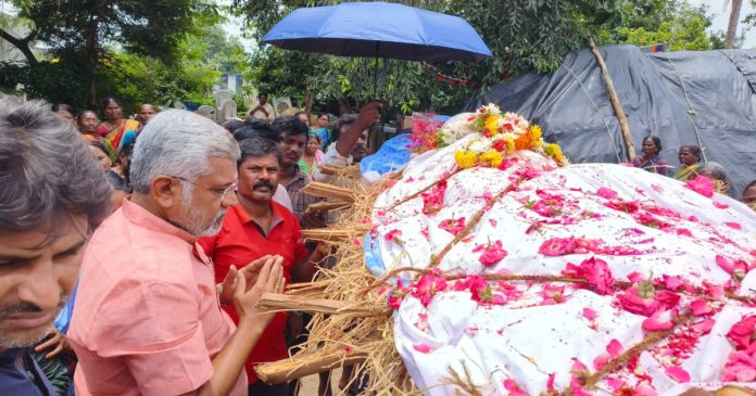 Former MLA Putta pays tribute to Mallayya's mortal remains.