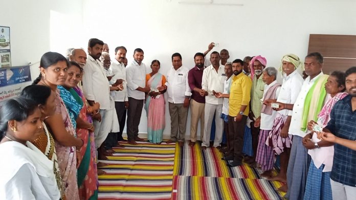 జనగామలో కొత్త రేషన్ కార్డుల పంపిణీ